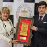 José Garrido, acompañado de la presidenta de la Tertulia Los 13, con el trofeo concedido. (FOTO: Álvaro Pastor Torres)