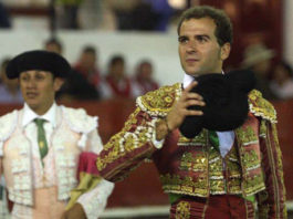 Jaime Martínez dando la vuelta al ruedo. (FOTO: suertematador.com)
