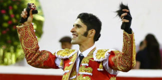 Talavante paseando las dos orejas del quinto de la tarde. (FOTO: Gus Pelayo)