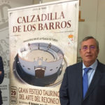 El empresario Joaquín Domínguez y autoridades locales de Calzadilla de los Barros junto al cartel