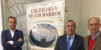 El empresario Joaquín Domínguez y autoridades locales de Calzadilla de los Barros junto al cartel