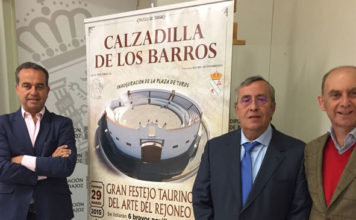 El empresario Joaquín Domínguez y autoridades locales de Calzadilla de los Barros junto al cartel