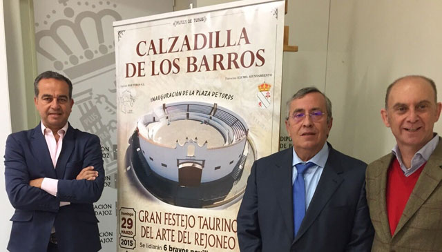 El empresario Joaquín Domínguez y autoridades locales de Calzadilla de los Barros junto al cartel