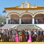Giné Marín junto a la familia Muñoz y los aficionado de Bayona tras disfrutar de su regalo