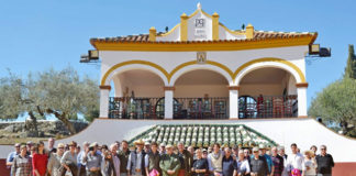 Giné Marín junto a la familia Muñoz y los aficionado de Bayona tras disfrutar de su regalo