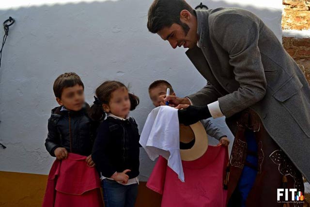 Firmó autógrafos a todos los niños que se lo pidieron