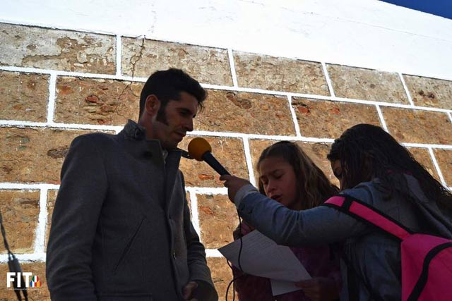 Atendiendo a dos jóvenes aspirantes a periodistas taurinas