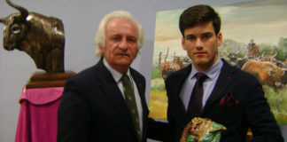 José Garrido recibiendo su galardón de manos de Eugenio García