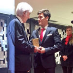 Garrido recogiendo el galardón de manos de Javier Aresti