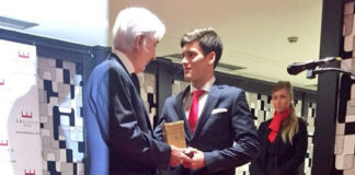 Garrido recogiendo el galardón de manos de Javier Aresti