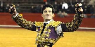 Garrido con dos de las tres orejas cortadas en la pasada feria de Fallas (FOTO: mundotoro.com)