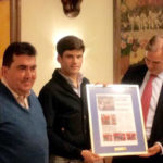 José Garrido junto al periodista Íñigo Crespo y el presidente del Cocherito (FOTO: CEDIDA)