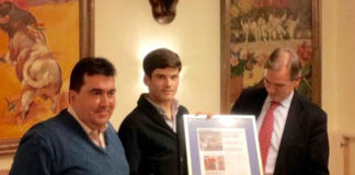 José Garrido junto al periodista Íñigo Crespo y el presidente del Cocherito (FOTO: CEDIDA)