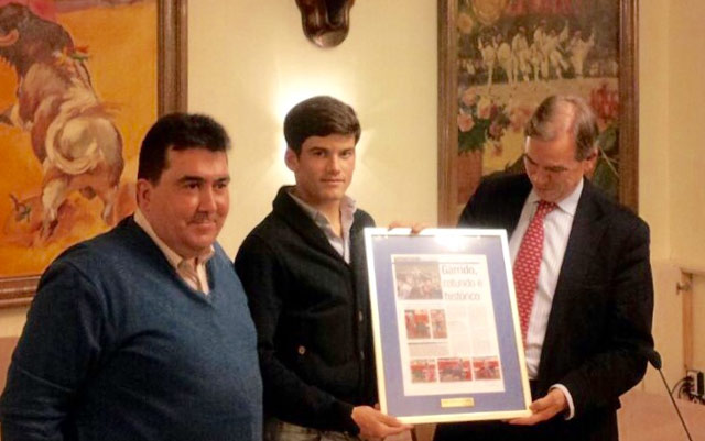 José Garrido junto al periodista Íñigo Crespo y el presidente del Cocherito (FOTO: CEDIDA)