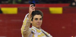 Ginés Marín con el trofeo cosechado en Valencia. (FOTO: Alberto de Jesús-mundotoro.com)