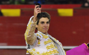 Ginés Marín con el trofeo cosechado en Valencia. (FOTO: Alberto de Jesús-mundotoro.com)