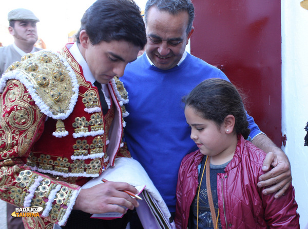 Terrón firmando autógrafos