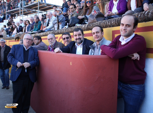 El presidente y asesor de la Plaza de Vitoria. Nueva plaza de Cosos de Badajoz