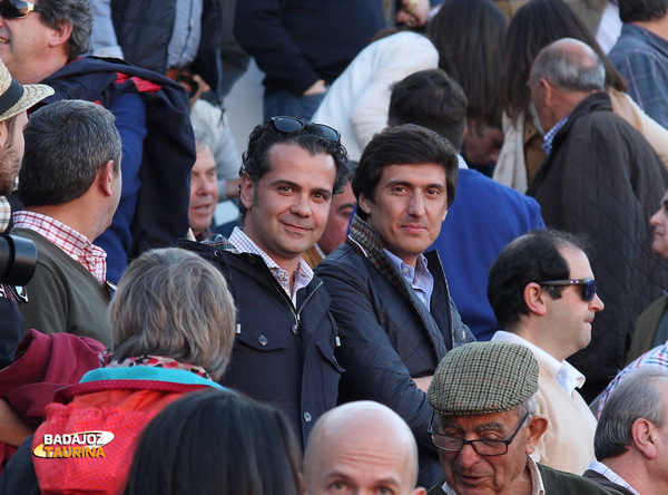 Paco Picado, novillero de Valencia de Alcántara, junto a su amigo Pedro