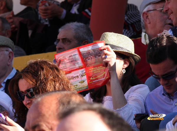 Aficionada informándose con los dípticos de Badajoz Taurina