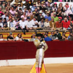 Posada de Maravillas saludando la ovación que le tributó el público al romperse el paseíllo (FOTO: Gallardo)