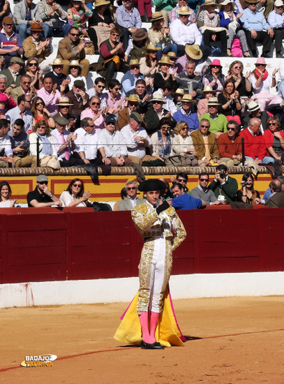 Posada de Maravillas saludando la ovación que le tributó el público al romperse el paseíllo (FOTO: Gallardo)