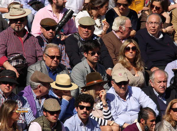 La familia de 'El Juli' viendo el juego de sus toros