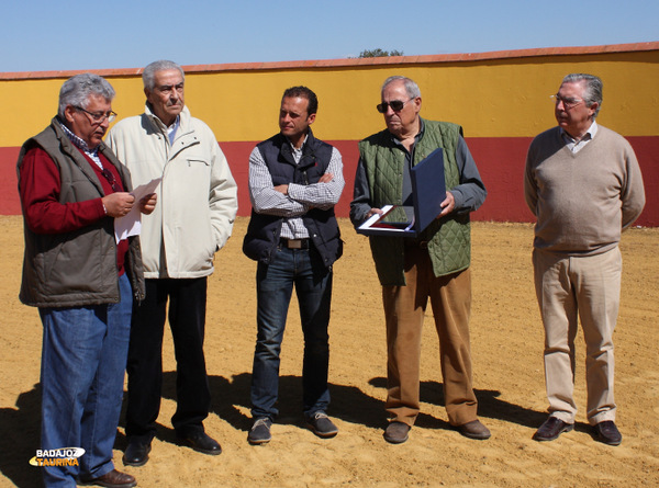 José Morillo leyendo el acta de concesión