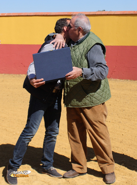 Rufino Calero haciendo entrega del trofeo