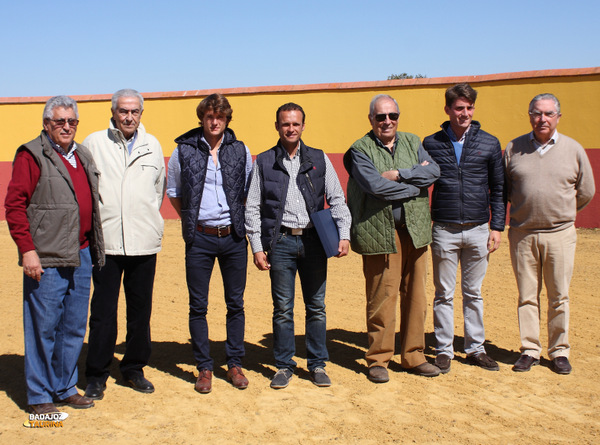 Los protagonistas junto al jurado del premio de Vincci Hoteles