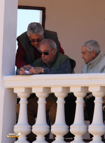 Pepe Morillo y Rufino Calero repasando notas con Ramón Vila de testigo