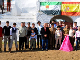 Profesores y alumnos posando tras el tentadero (FOTO: Juan Carlos Díaz)