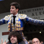 Garrido saliendo en hombros de la Plaza de Bilbao el pasado 22 de agosto. (FOTO: Manu de Alba)