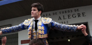 Garrido saliendo en hombros de la Plaza de Bilbao el pasado 22 de agosto. (FOTO: Manu de Alba)