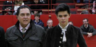 Juanito junto al maestro Tomás Campuzano al finalizar el festejo