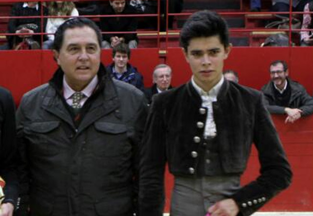 Juanito junto al maestro Tomás Campuzano al finalizar el festejo