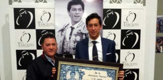 Miguel Ángel Silva junto al presidente de la Asociación Taurina recién creada.