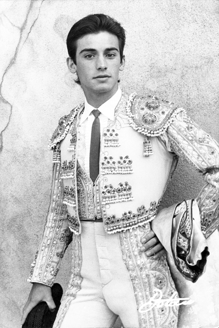 Un joven Luis Reina posando antes del paseíllo