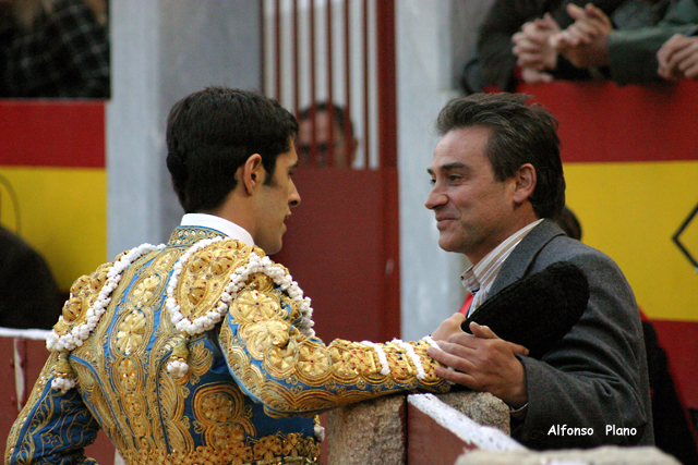 Recibiendo el brindis de Talavante, uno de sus alumnos aventajados