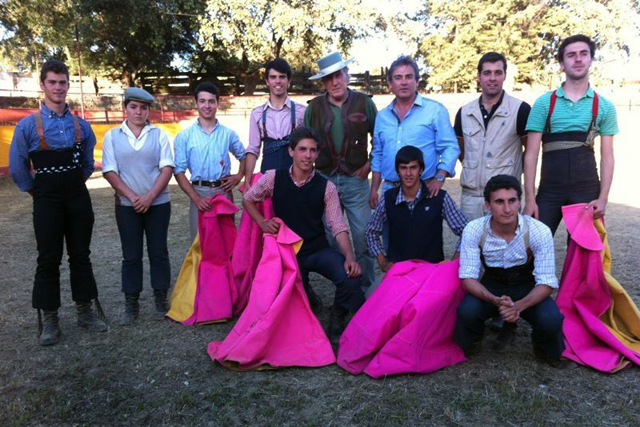 Acompañado de alumnos en un tentadero de la Escuela