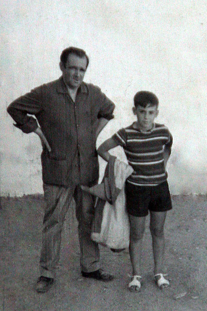 Junto a su padre a la finalización de las clases de toreo de salón.