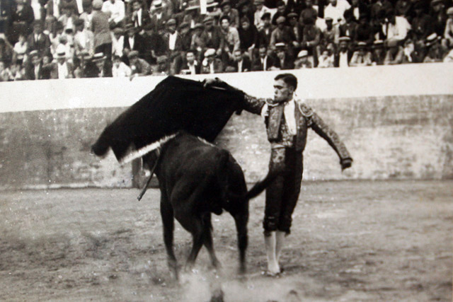 Su padre instrumentando un muletazo en los años 30