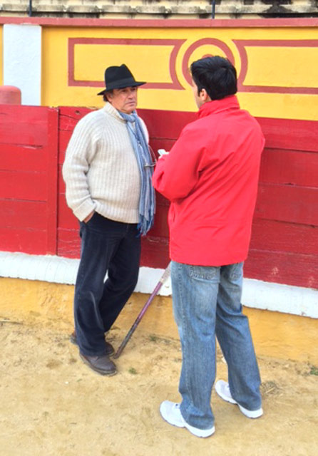 Luis Reina respondiendo a las preguntas de la entrevista