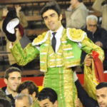 Miguel Ángel Perera a hombros en Valencia. (FOTO: Alberto Jesús-mundotoro.com)