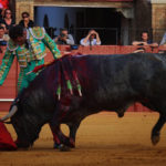 Antonio Ferrera en un pasaje de la catalogada como mejor faena de la feria de Sevilla (FOTO: M.Berho)