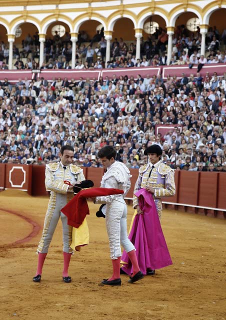 José Garrido recibiendo los trastos de matador de toros de mano de Enrique Ponce con la Maestranza como marco incomparable (FOTO: Pagés)