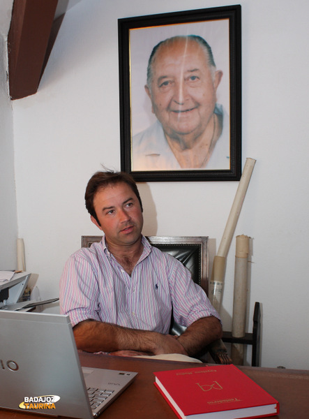 El retrato del abuelo Cayetano preside el despacho de Carlos Muñoz (FOTO: Gallardo)