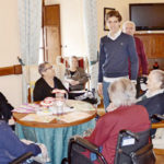 Ginés Marín junto a un grupo de residentes de la Santa Casa de Misericordia (FOTO: ginesmarin.com)