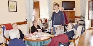 Ginés Marín junto a un grupo de residentes de la Santa Casa de Misericordia (FOTO: ginesmarin.com)