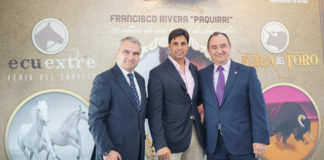 El alcalde y el presidente de la diputación de Badajoz junto a Paquirri (FOTO: David Rebolledo)